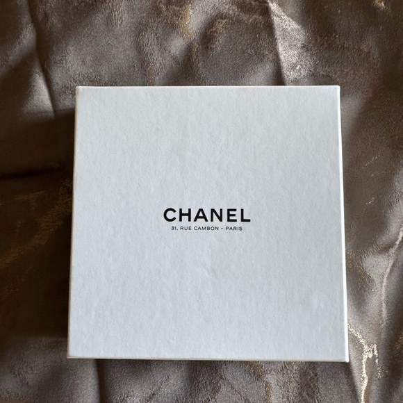 CHANEL Black and White Pearl Headband 2025 collection . main image 4